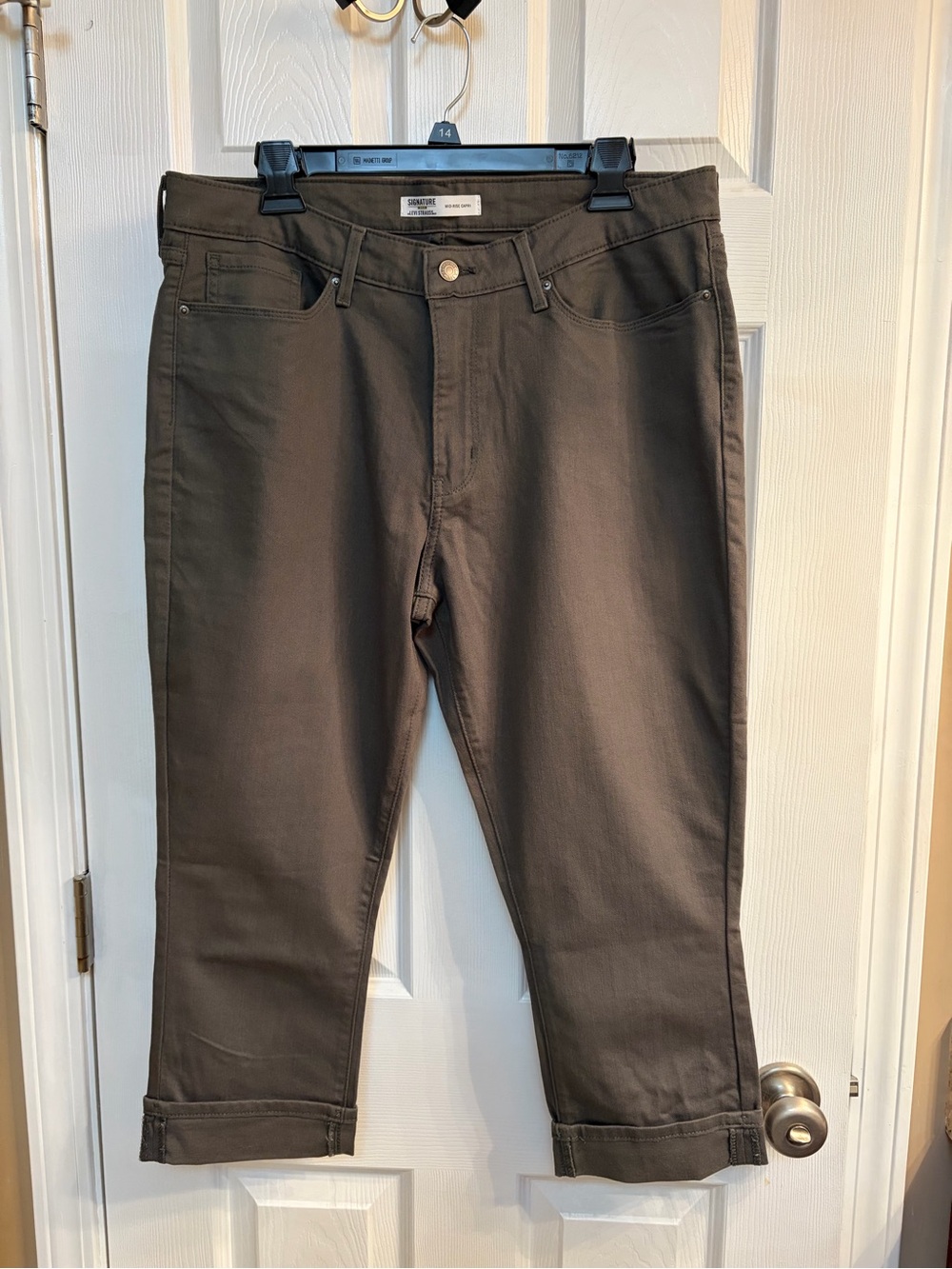 Levi Strauss Signature Women’s capri in Dark Olive